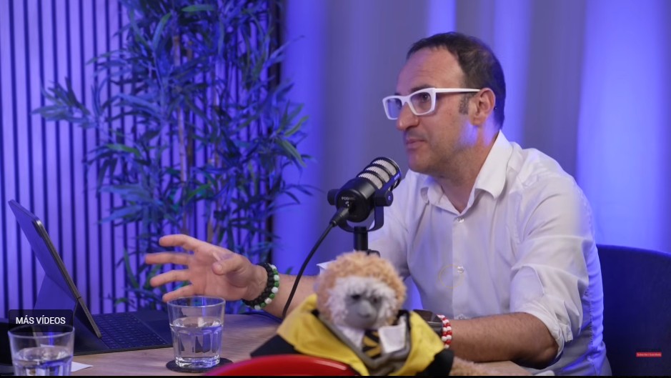 Oscar Casero durante una grabaci&oacute;n de KSRO&Friends